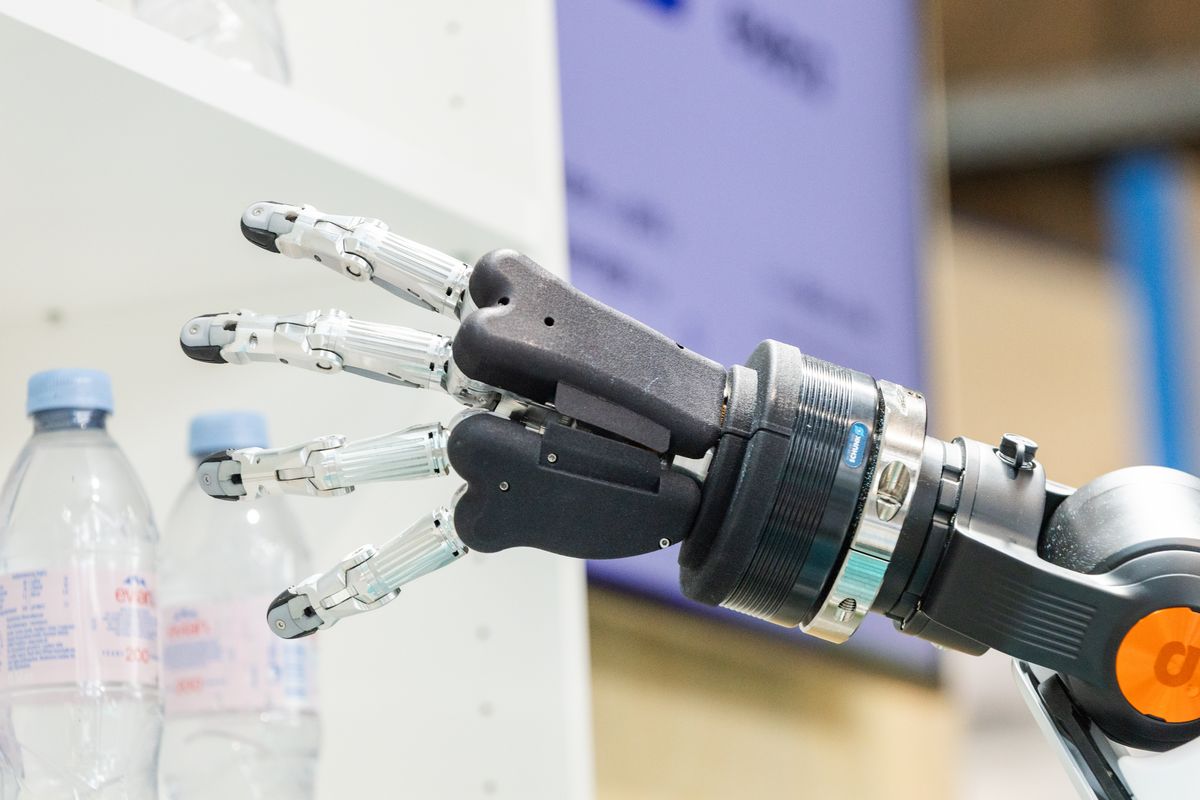 TACTILIA hand reaching for everyday objects during a grip test